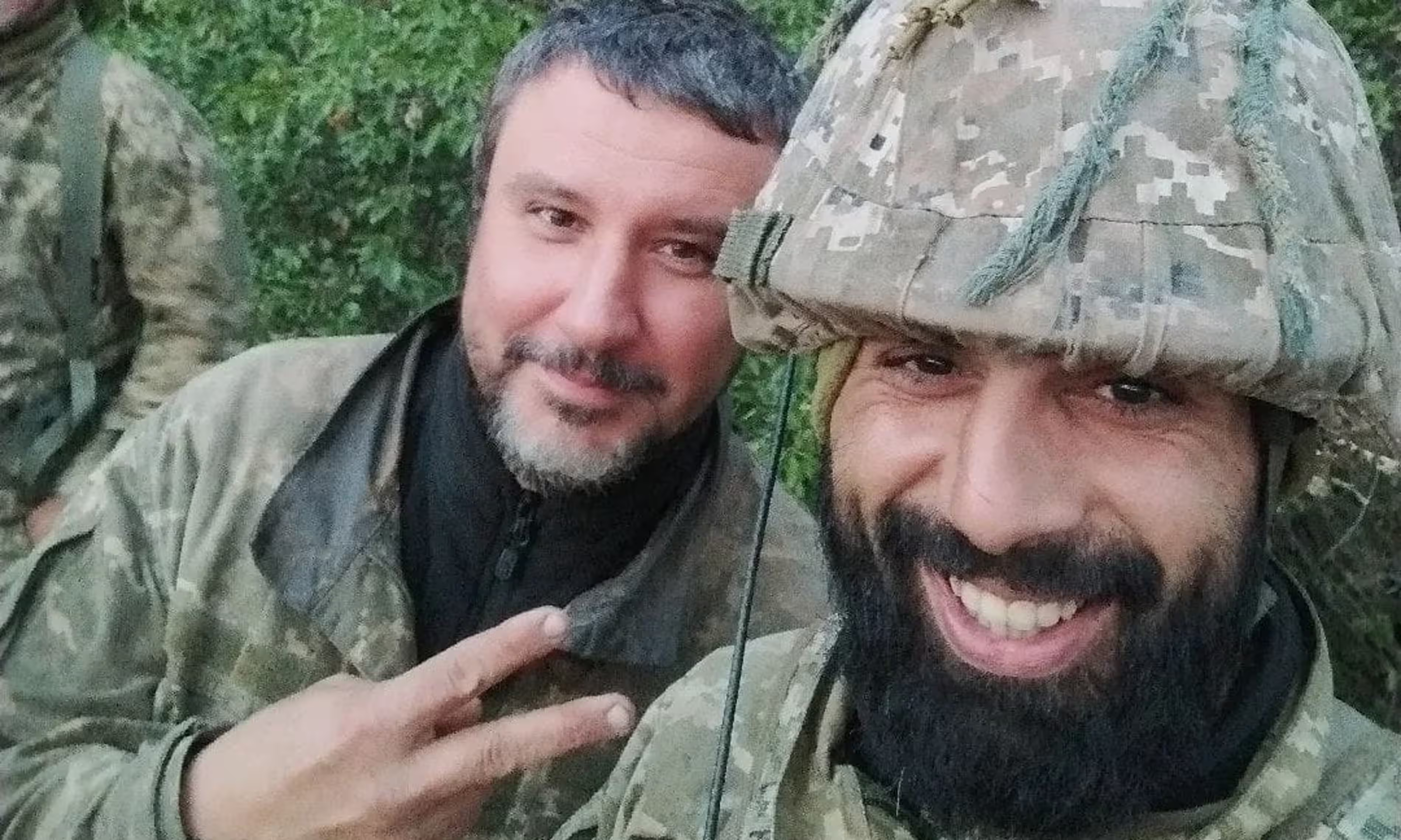Арсен Медник з Максимом Тимченком, ще одним солдатом ромського походження, який загинув у грудні 2023-го в Мар'їнці. Джерело фото: The Guardian