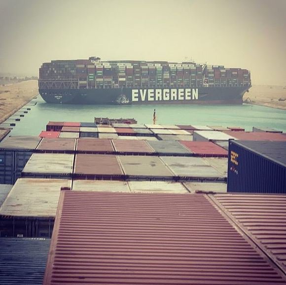 Фото дня: контейнеровоз упоперек Суецького каналу