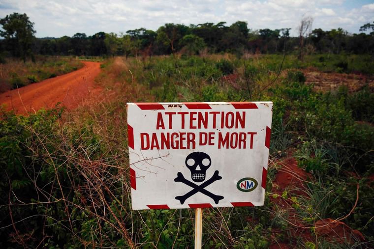 Знак, що попереджає подорожніх про небезпеку загибелі дорогою до Бамбарі, Центральноафриканська Республіка, 11 квітня 2014 року. Фото: Jerome Delay / AP