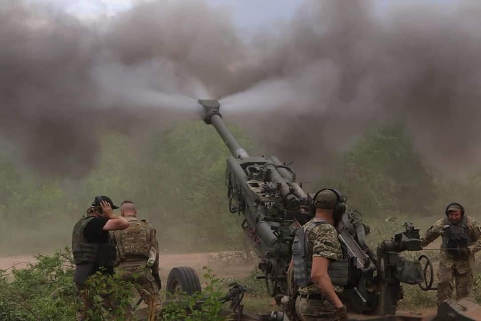 Українські артилеристи стріляють з американських гаубиць М777. Фото: Генштаб ЗСУ