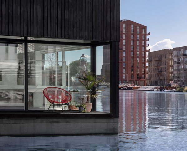 Романтика дня: плавучий дім у каналах Амстердама (ФОТО)