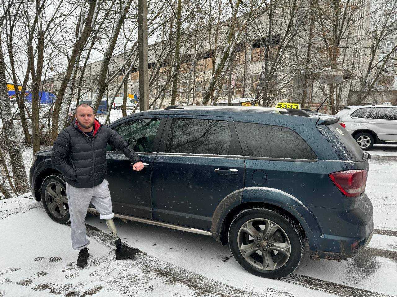 Євген Смага біля свого робочого авто. Фото авторки