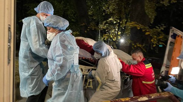 У лікарні в Одесі закінчився кисень, хворих терміново евакуювали серед ночі (ФОТО)