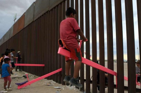«Дизайном року-2020» визнали гойдалки на стіні між Мексикою та США