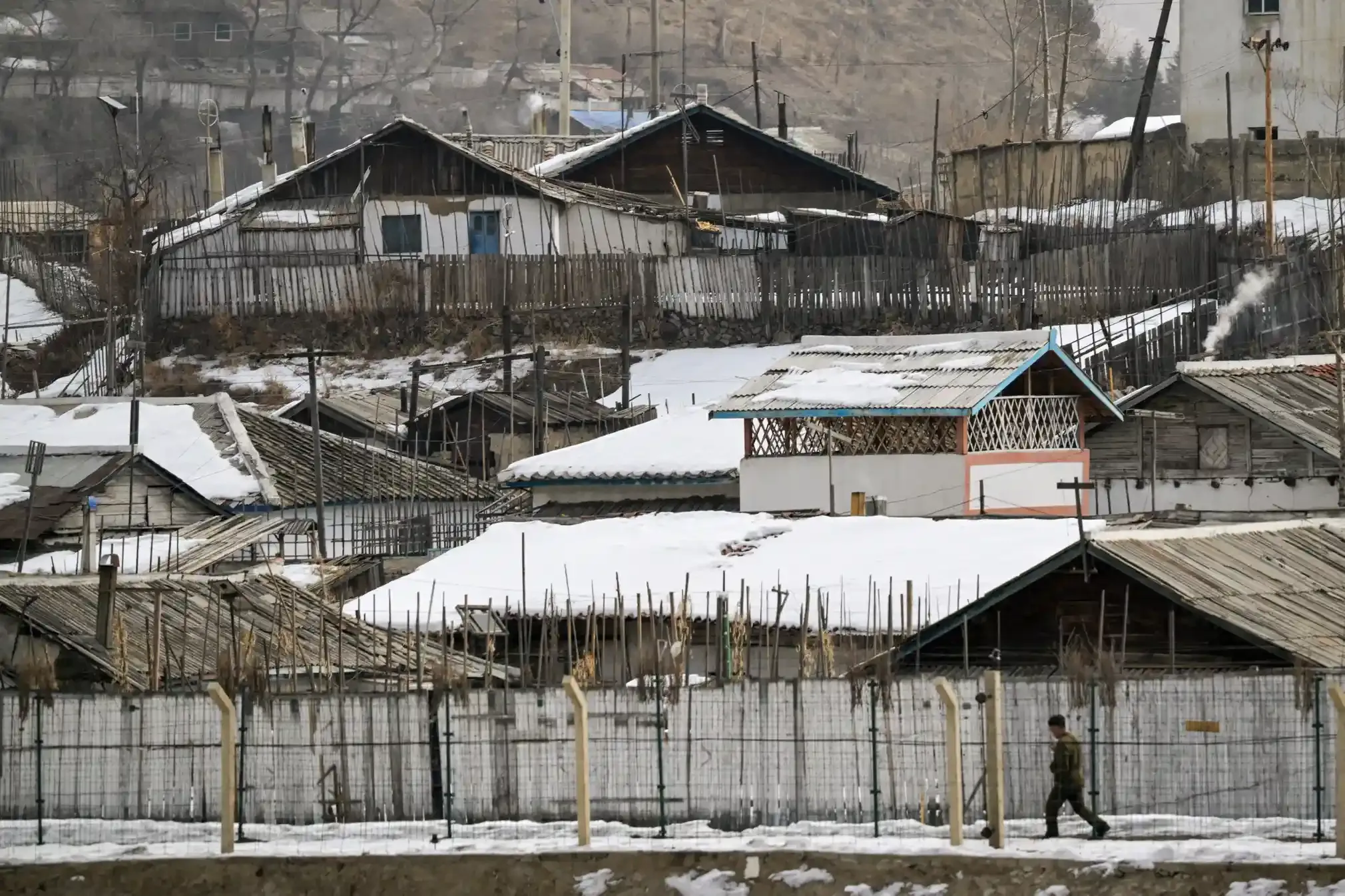 Чоловік йде в північнокорейському селі Хесан