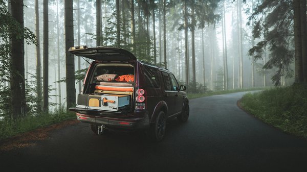 Втекти від пандемії в ліс: Чеська компанія дозволяє вийняти двоспальне ліжко й кухню з багажника, а вранці їхати далі (ФОТО)