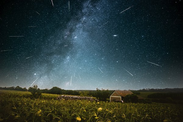 Астрономічна краса: три ночі Персеїдів в одному фото
