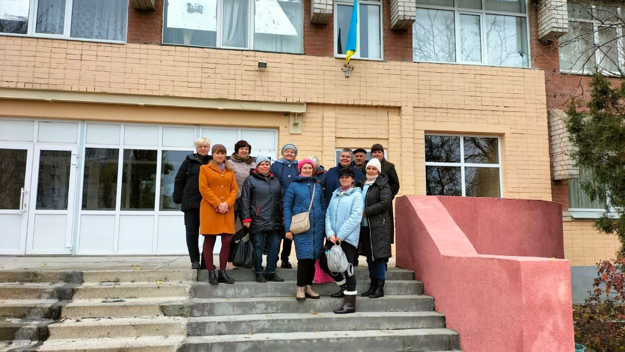 Колектив навчального закладу в листопаді після підняття українського прапору над школою