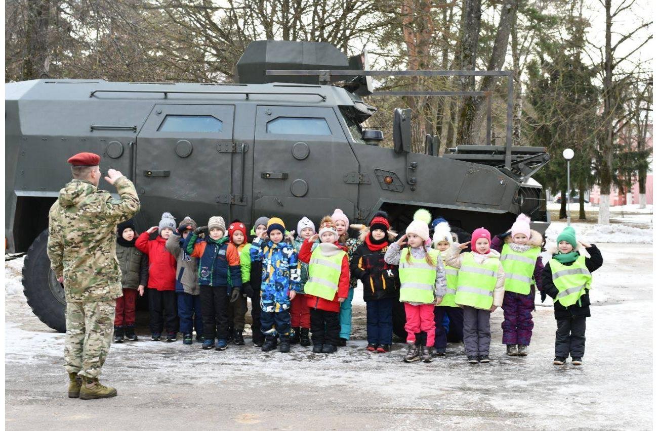 Група з дитячого садочка на екскурсії у військовій частині