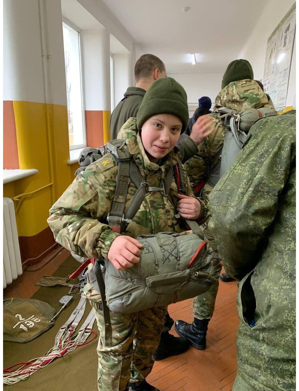 Діти з військово-патріотичного клубу «Крєпость» тренуються в десантному спорядженні