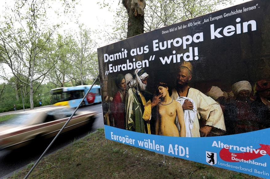 Передвиборчий плакат партії "Альтернатива для Німечини" з підписом: «Щоб Європа не стала «Єврабією!» Європейці голосують за AfD». Фото: AP