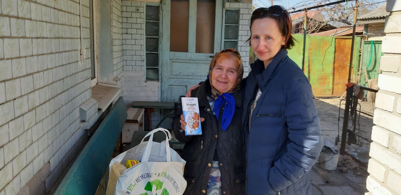 Авторка дослідження Лариса Пильгун поруч із бабусею, якій привезла волонтерську допомогу. Фото надала авторка