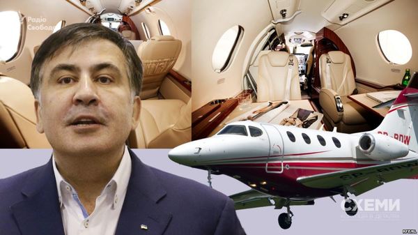 1 апреля Саакашвили прилетит в Киев. Это не шутка - он показал авиабилет