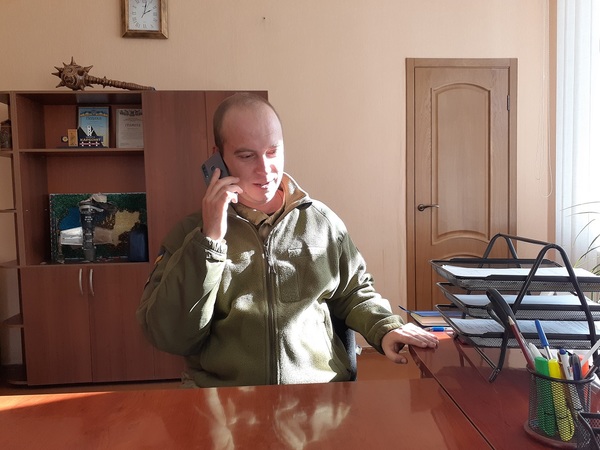 Олексій Бабченко в своєму кабінеті у ВЦА смт Золоте та смт Катеринівка
