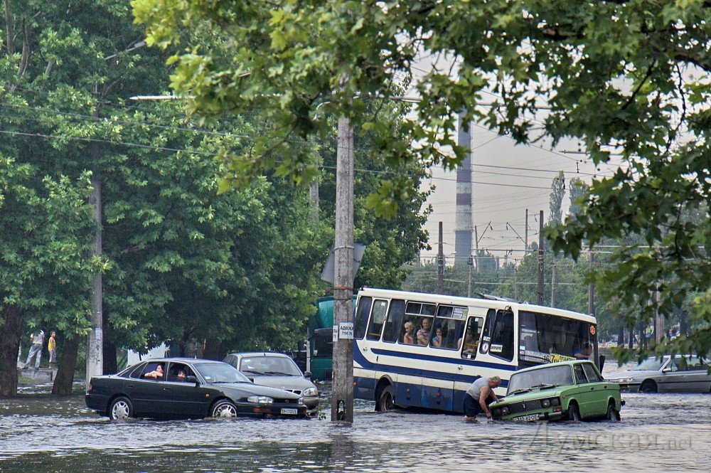 Почему утонул автобус в питере. Одесса потоп. Затонувший автобус. Балковская улица Одесса. Потоп в Одессе сегодня.