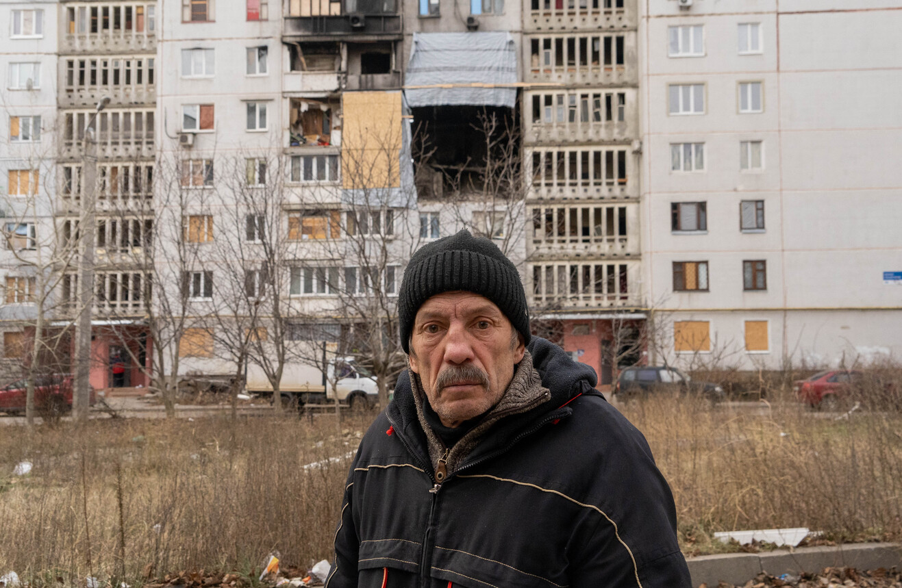 фото: Віталій біля розбитого дому 