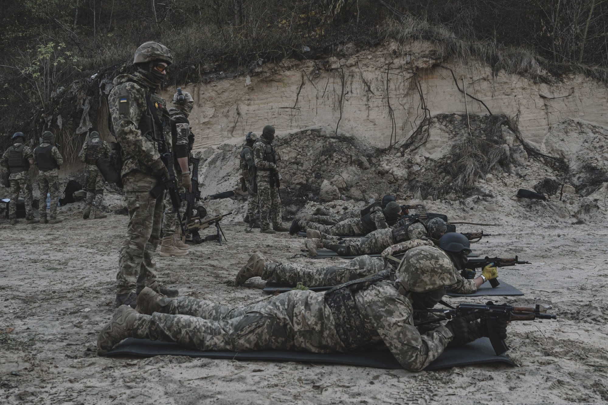 Бійці батальйону "Сибір" відпрацьовують стрільбу під час військових навчань. Фотограф: Андрій Кравченко/Bloomberg