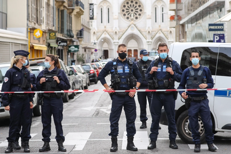 Поліція біля церкви Notre-Dame de l'Assomption у Ніцці, де стався напад: фото Valery Hache/AFP