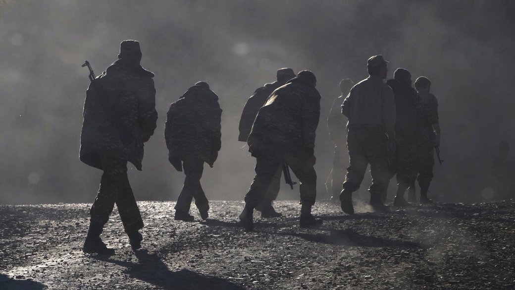 Вірменські солдати йдуть дорогою біля кордону між Нагірним Карабахом та Вірменією, листопад 2020 року. Фото: Associated Press