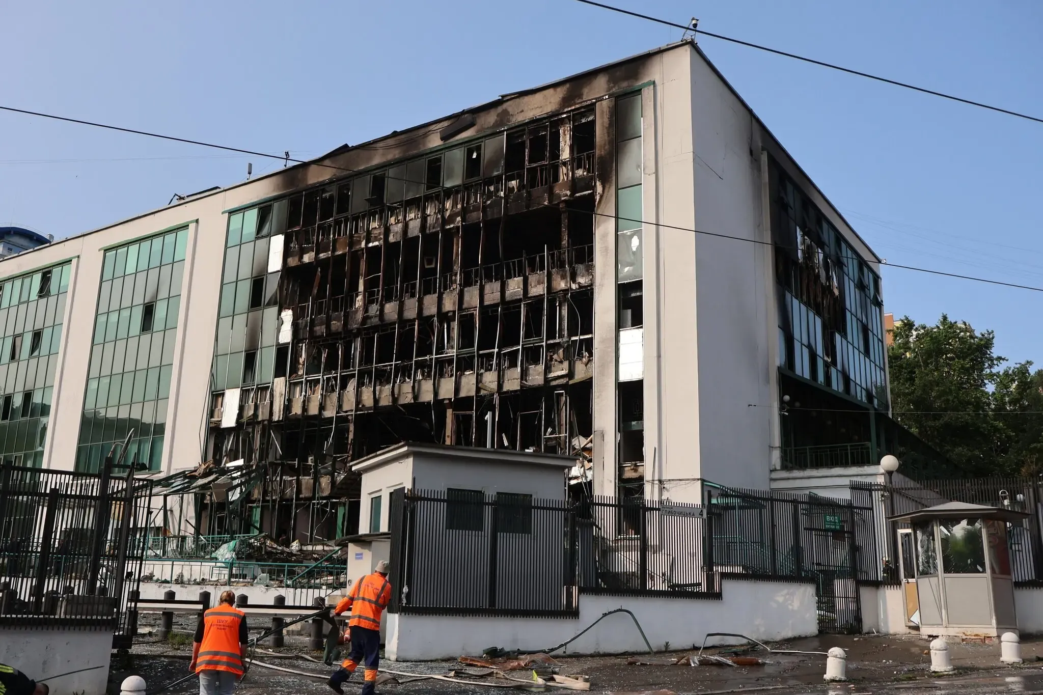 Місце російського обстрілу будівлі в Києві минулого року, в якій розташовувався український офіс компанії Boeing. Фото: Олександр Гусєв/Global Images Ukraine, через Getty Images