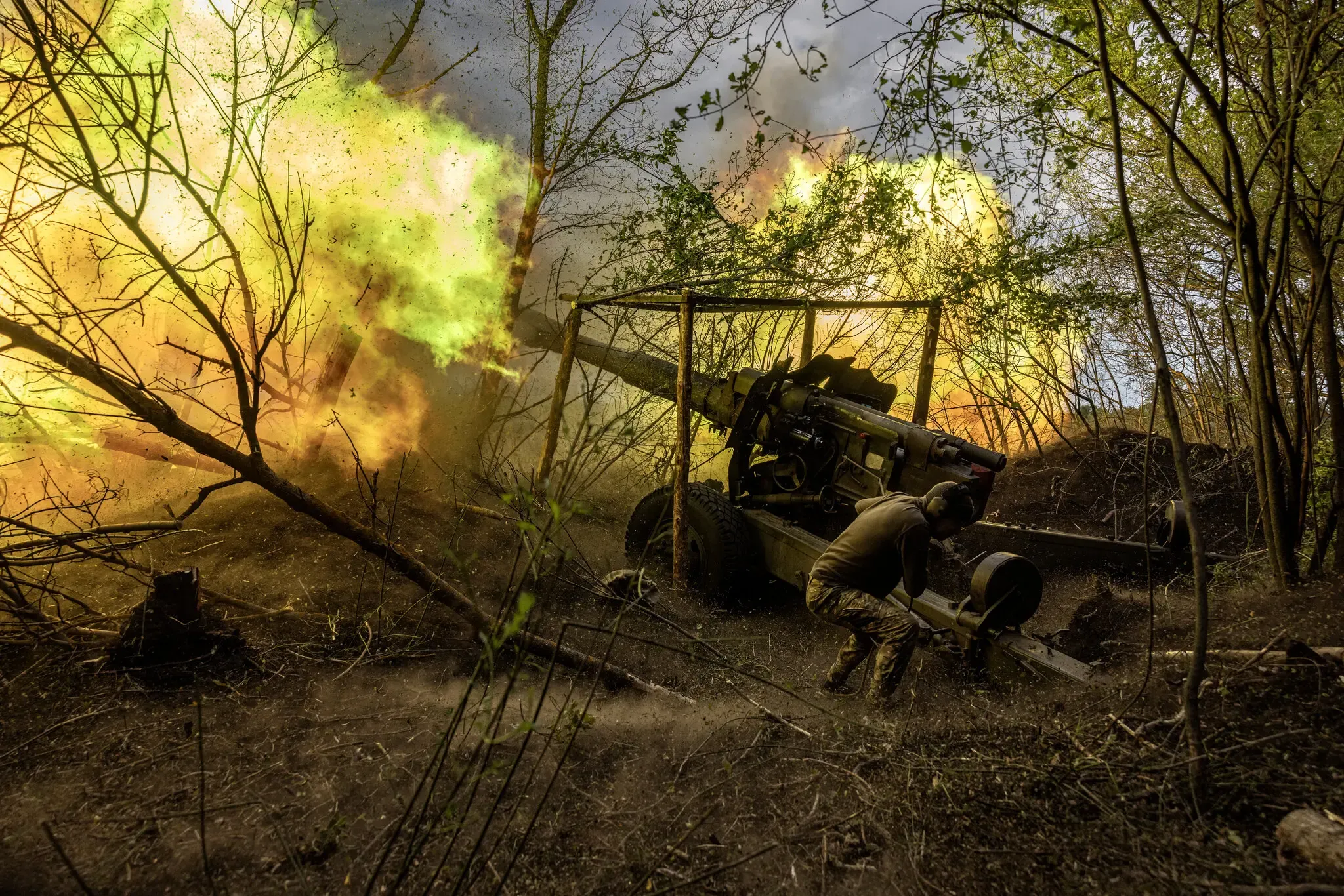 Артилерійський розрахунок веде вогонь по російських позиціях у Вовчанську. Фото: NYT
