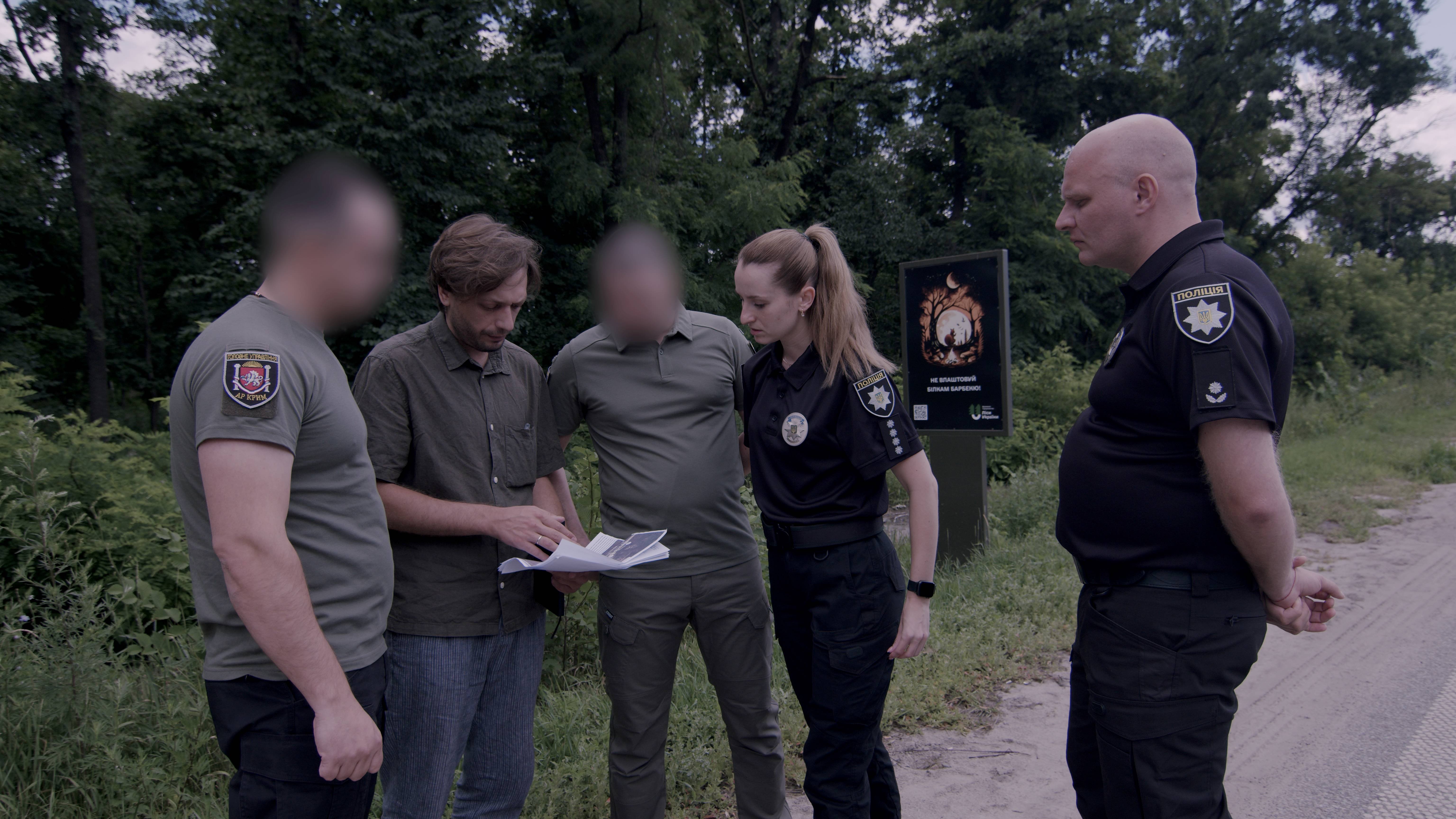 With operatives and investigators of the National Police in the ARC and Sevastopol on the Zhytomyr highway at the site of the mass shooting. Photo: DENOTAT documentary group, Roman Synchuk