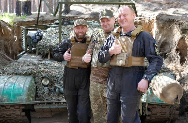 «Тримайтеся, до вас їде наш танчик!»: історія порятунку медиків після прильоту КАБ