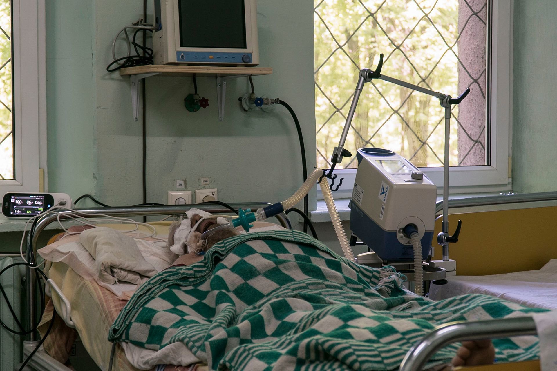 Пацієнт, підключений до апарату ШВЛ у реанімації в Чернівцях. Фото: Жанна Бабаєва, для Hromadske International