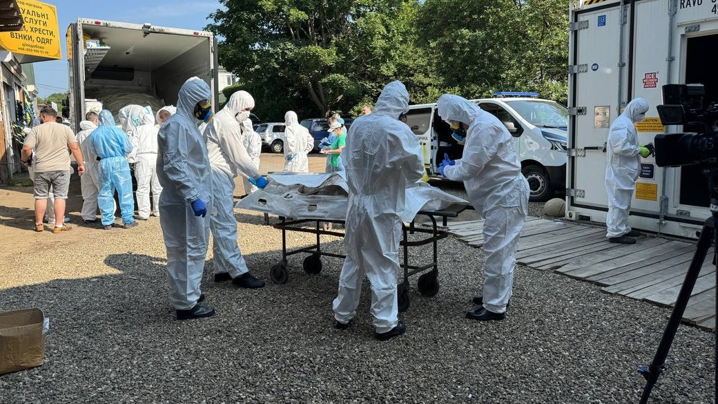 У Чернівцях експерти оглядають тіло репатрійованого військовослужбовця. Фото: Суспільне Чернівці