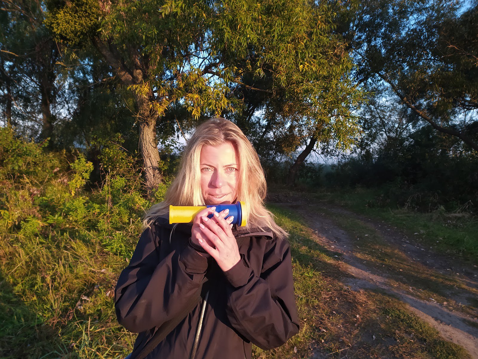 Активістка Наталія Коваленко розганяє потенційну здобич мисливців своєю фан-дудкою