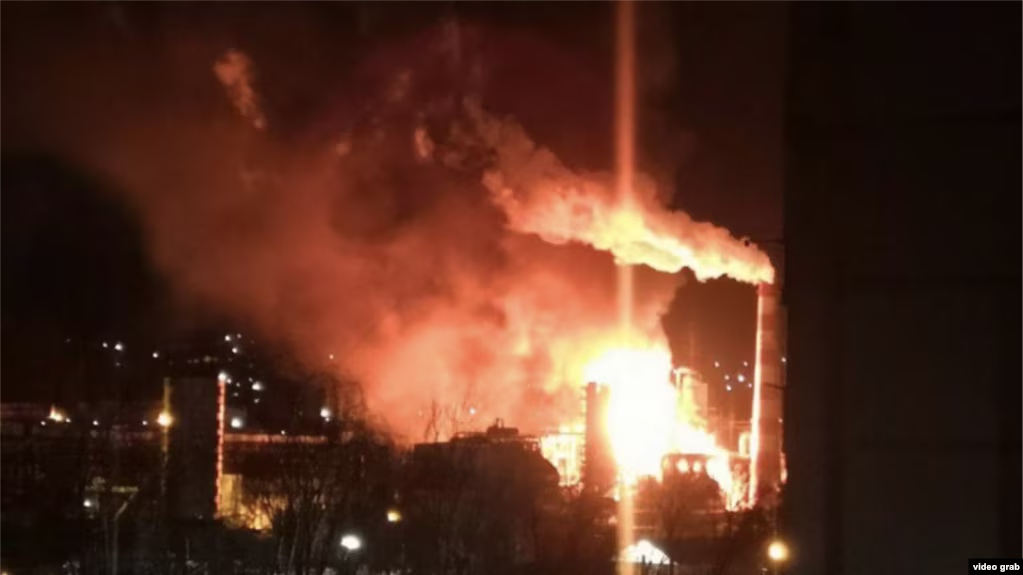 Пожежа на нафтопереробному заводі в російському Туапсе після влучання безпілотника