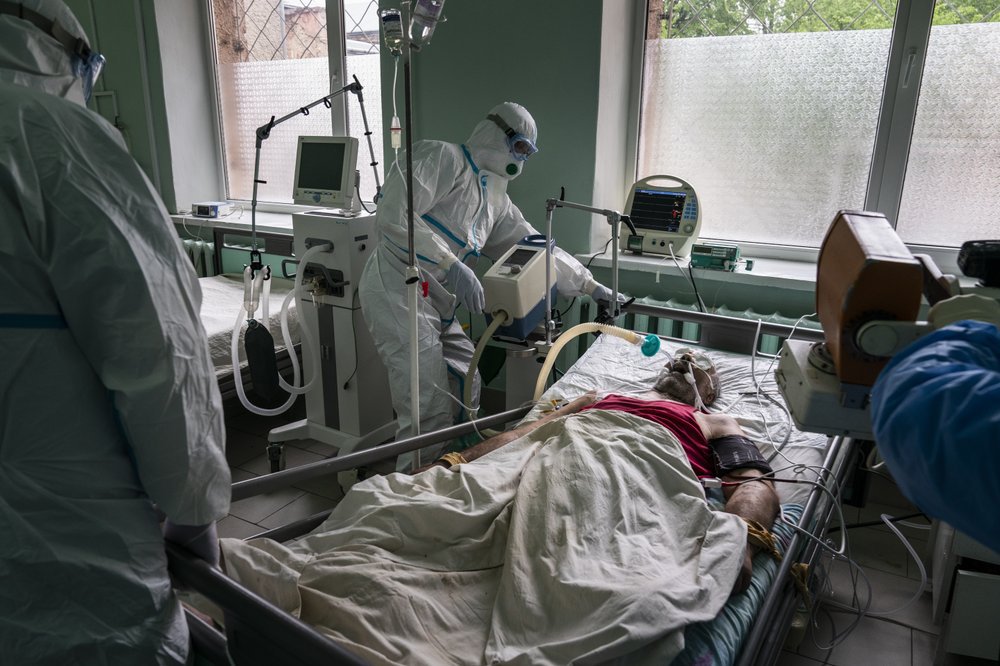 Лікарі в Чернівцях готують пацієнта до рентгену легенів