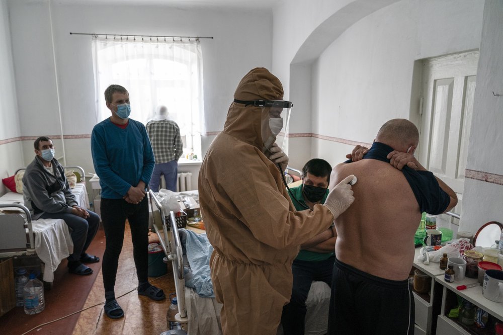Лікар оглядає пацієнта в Почаєві