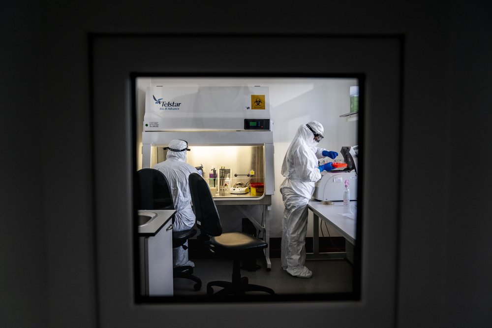 Медики проводять тест на коронавірус, Тернопіль