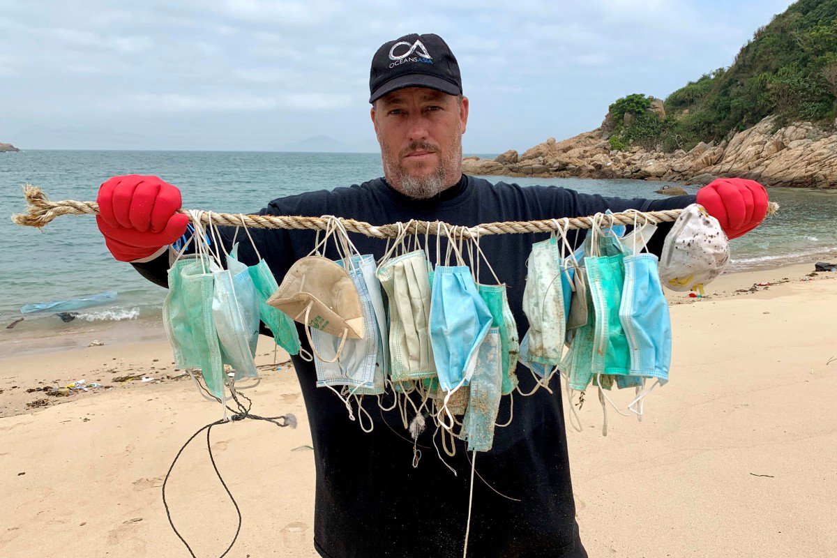 Gary Stokes, співзасновник OceansAsia, показує щойно зібрані винесені на берег остова Соко (частина Гонконгу) використані медичні маски