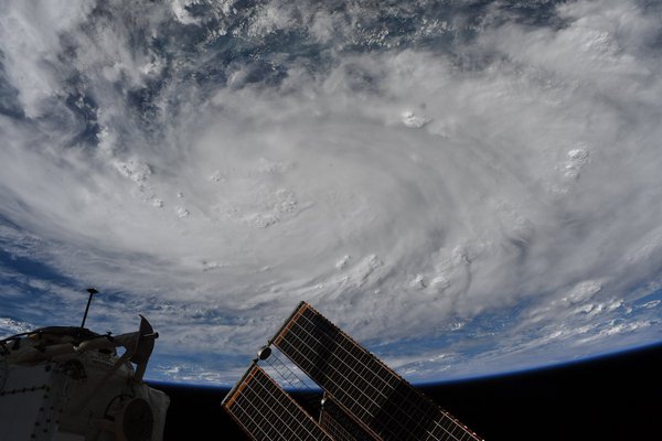 Космічне фото дня: ураган з МКС