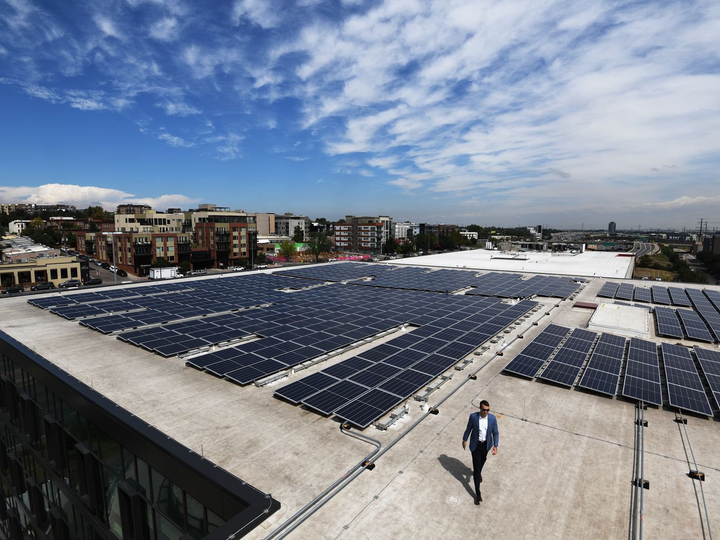 Дах будівлі у Денвері (Колорадо) вкрито сонячними панелями площею майже 9 тисяч квадратних метрів: фото Hyoung Chang/The Denver Post