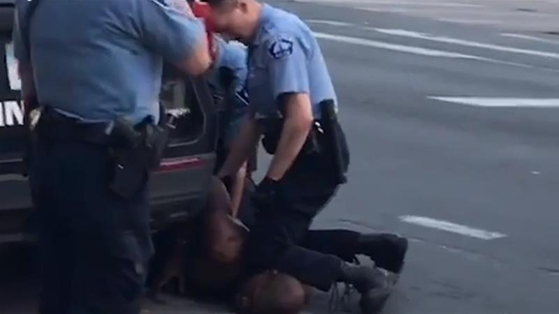 Скріншот з відео перехожого: поліцейський Шовін (Chauvin) стоїть колінами на шиї та спині Флойда Джорджа