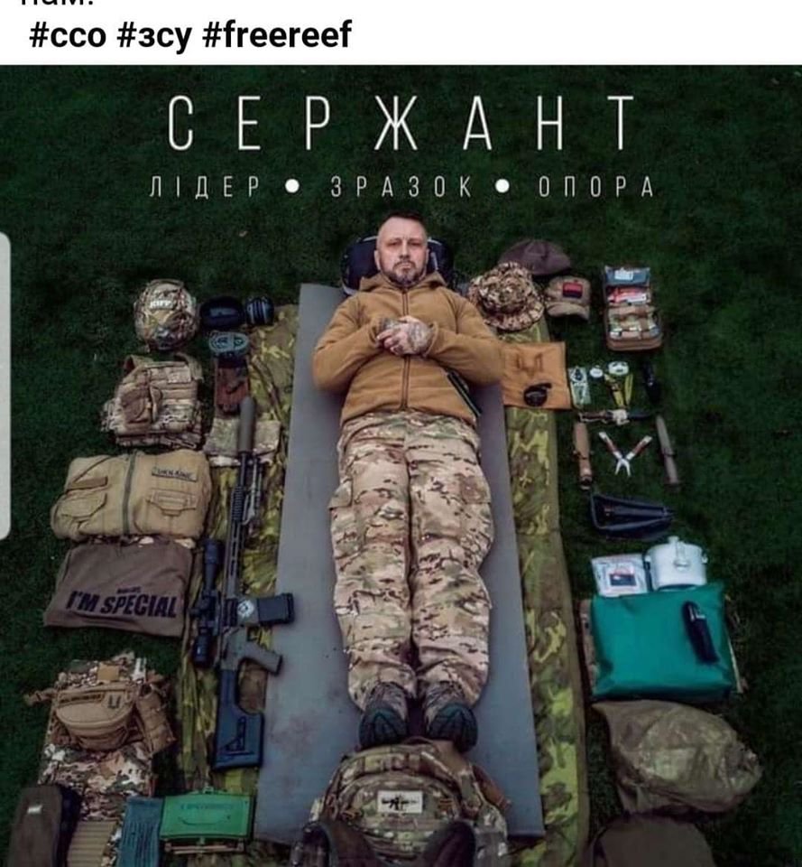 Це – рекламний плакат, на якому Андрій Антоненко, котрий зараз сидить по справі Шеремета, а внизу, муляж міни, яку в нього "знайшли" правоохоронці