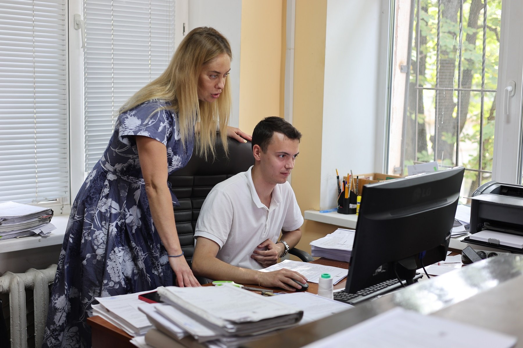 Для економії часу суддя Ольга Чайкіна використовує проєкти рішень у різних типах справ. Наприклад, у теці під назвою «Барбовал» ховається проєкт рішення у справі, коли винний у ДТП стверджує, що він був не в стані алкогольного сп’яніння, а під дією ліків. Із цими проєктами працюють помічники: додають інформацію, якої бракує, а також вказівки судді. Фото авторки