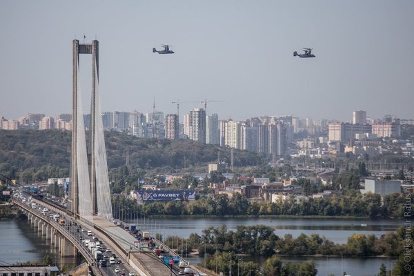 Фото дня: американські військові літаки над Києвом