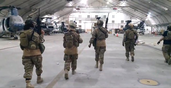 Відео: "Талібан" бере під контроль частину аеропорту, яку контролювали США - й виявляє гелікоптери