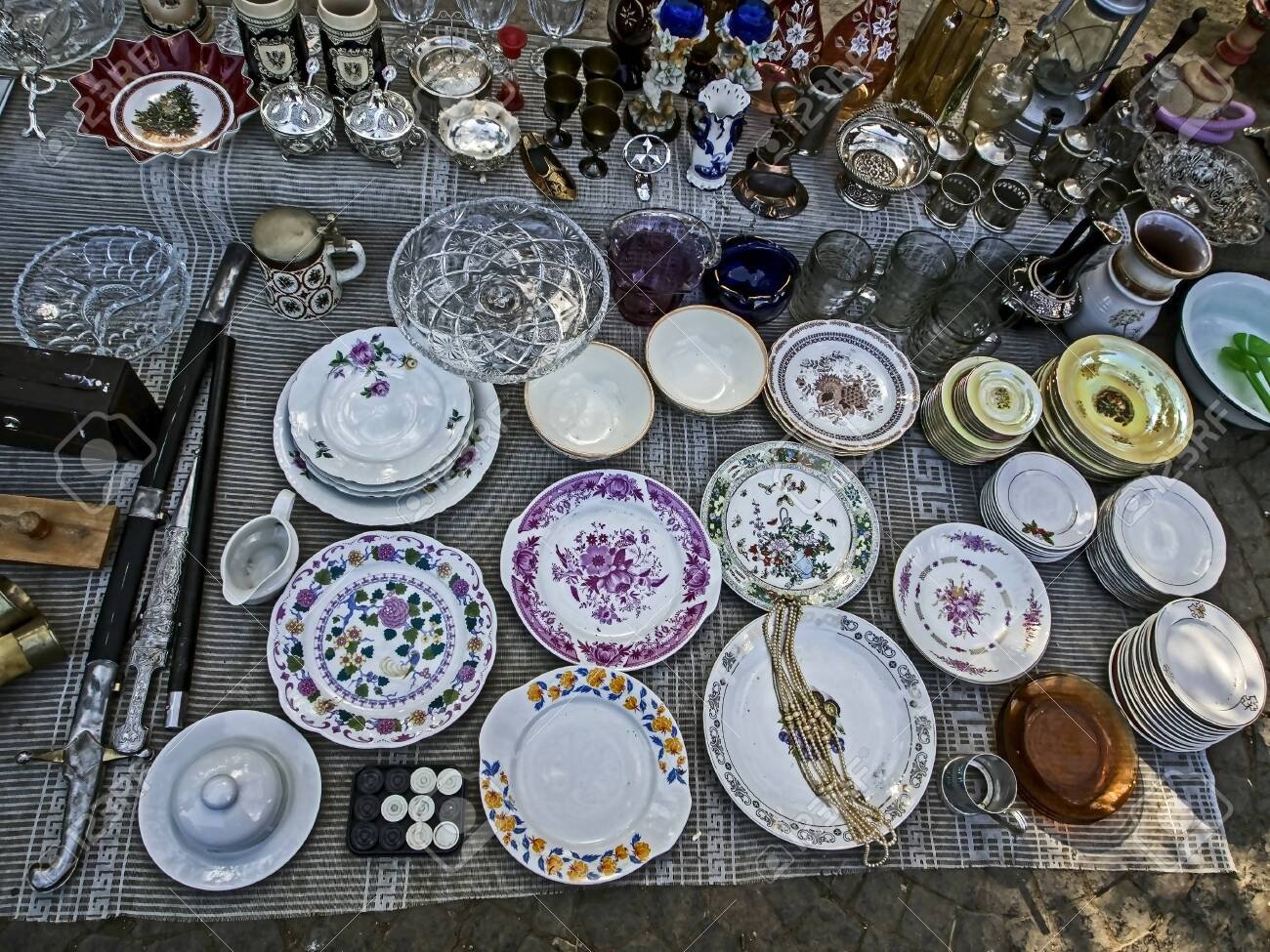 126756912-old-porcelain-plates-with-beautiful-pictures-at-the-flea-market-in-tbilisi.jpg