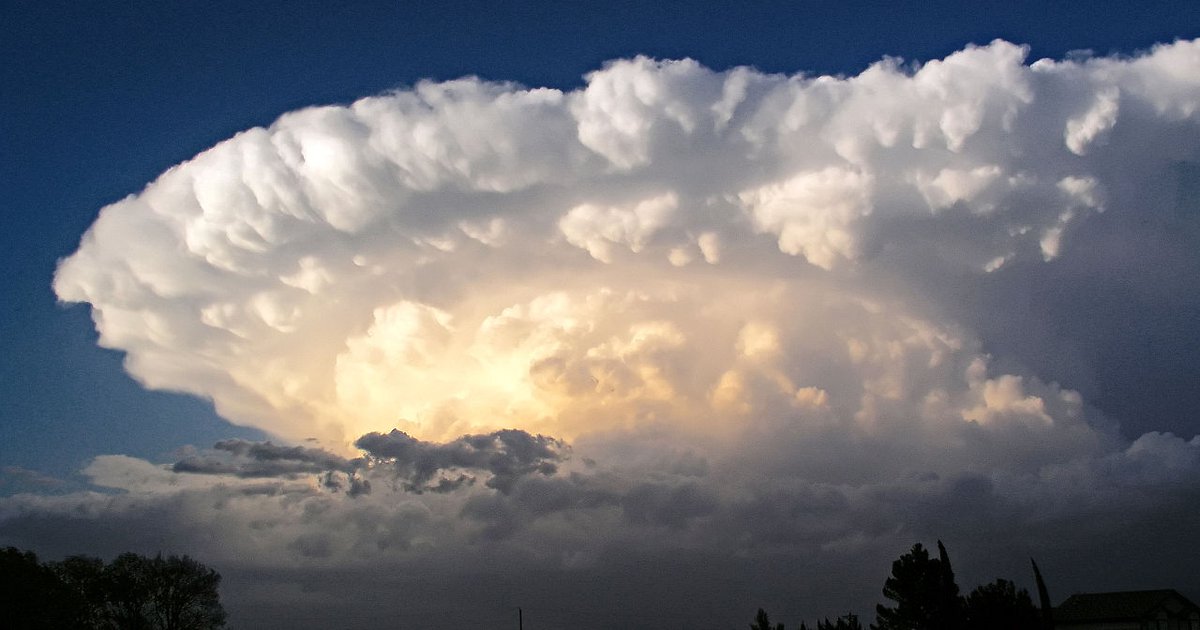 Storm meaning. Кумулонимбус грозовые. Суперячейка с Торнадо. Страшные тучи. Самые страшные облака.