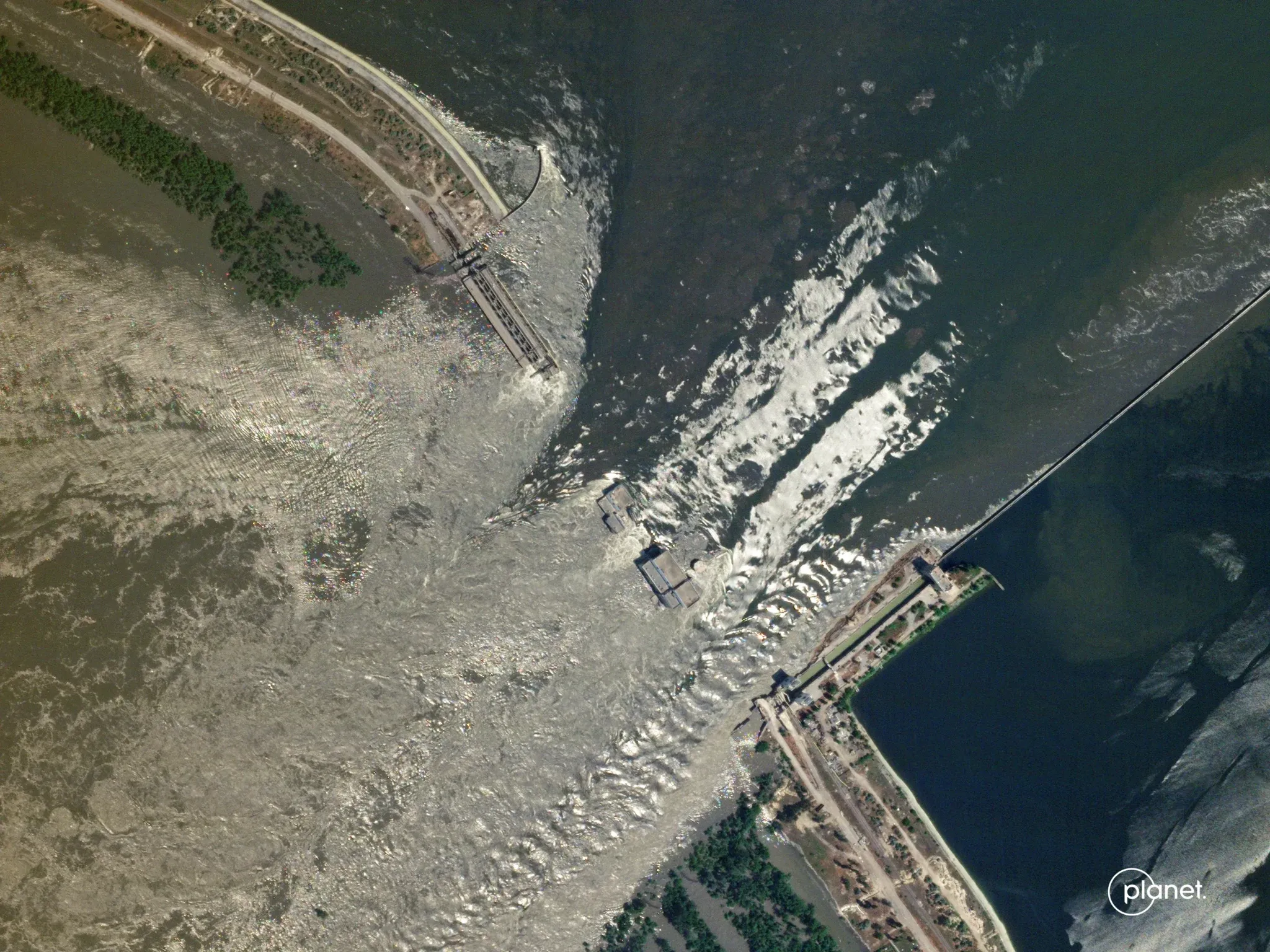 Супутниковий знімок Каховської ГЕС, зроблений 6 червня.  Джерело: @Planet via X
