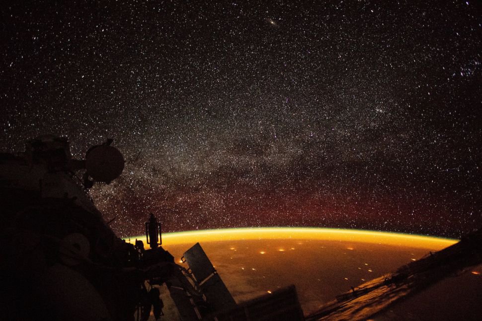 Це не помаранчева екзопланета, а наша Земля, знята з орбіти за певних умов: фото NASA, 2018 рік
