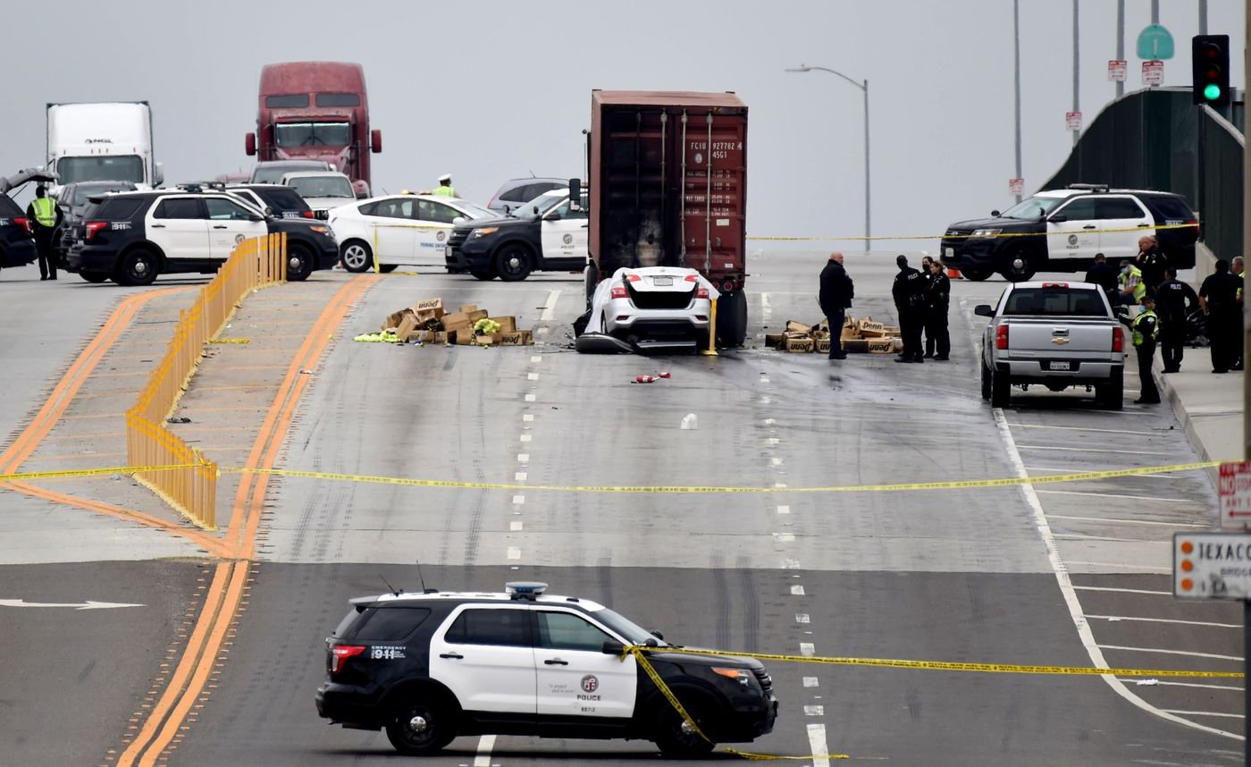 Смертельне ДТП у Каліфорнії, червень 2020: автомобіль при спробі швидкісного обгону врізався ззаду в вантажівку. Фото Brittany Murray/MediaNews Group/Long Beach Press
