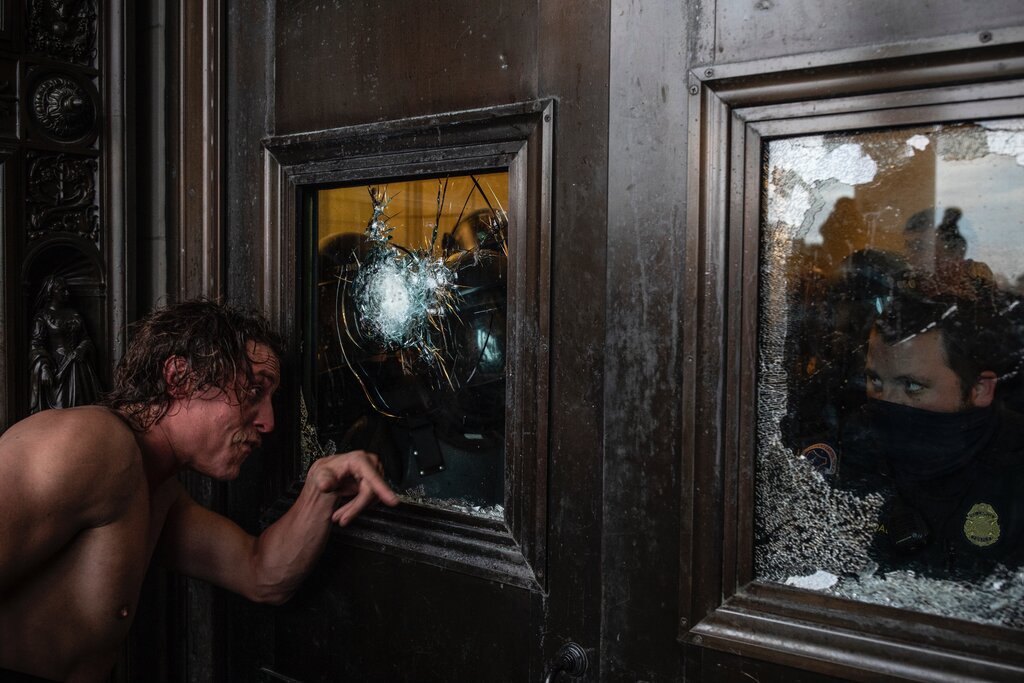 Відеооператор ультраправого сайту The Daily Caller під час штурму Капітолія 6 січня, фото Ashley Gilbertson/VII