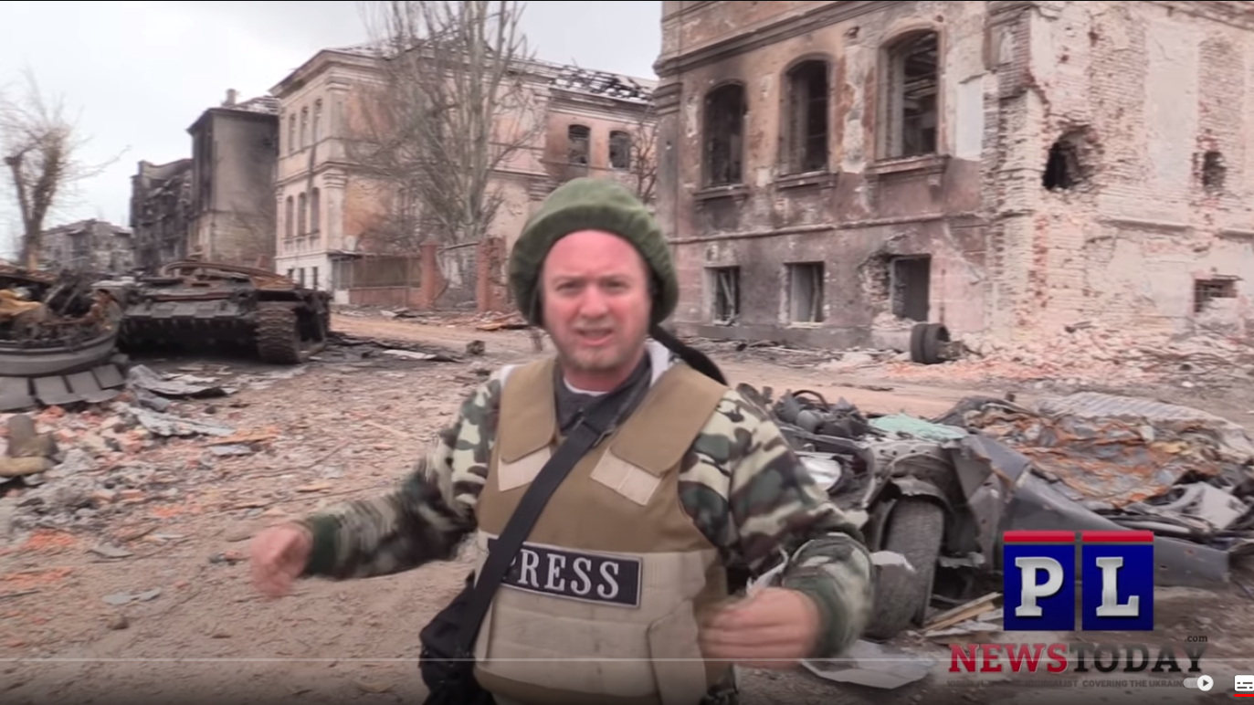 American Patrick Lancaster, who became a Russian propagandist, in his video filmed in the Ukrainian city of Mariupol, destroyed by the Russian army, accuses the Ukrainian army of war crimes. Lancaster has 605,000 subscribers on his YouTube channel. This video, released in April 2022, garnered 340,000 views. Source: screenshot from the video