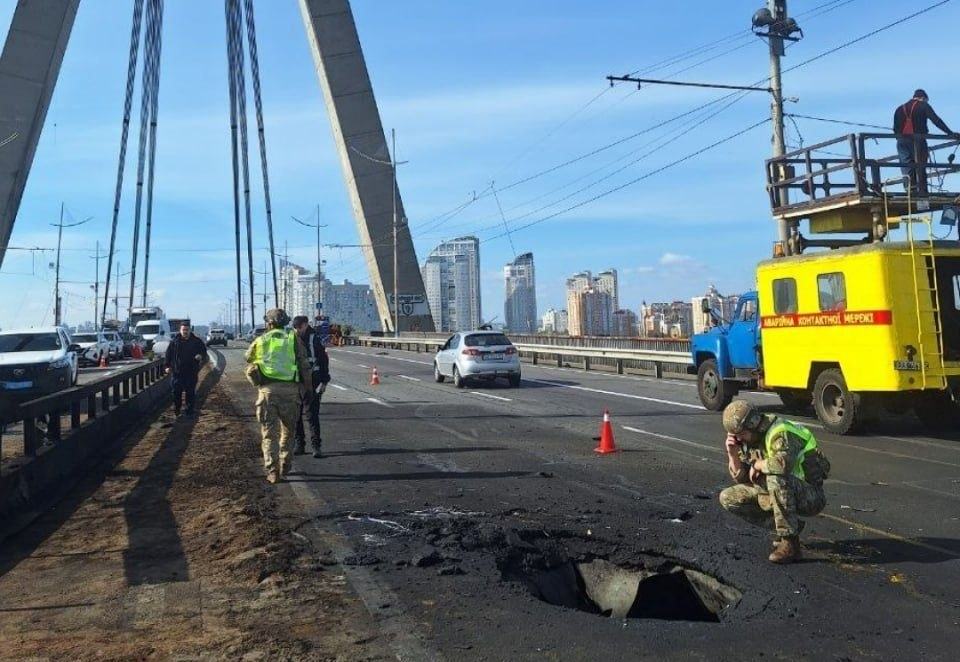 Дірка в дорожньому покритті Північного мосту в Києві після прильоту російського дрона 4 жовтня 2026 року. Фото: Громадське